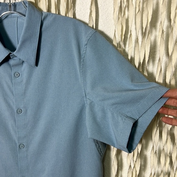 Lululemon Men's Button Down Ripstop/Vented Material Short Sleeve Top L/XL - Picture 2 of 8